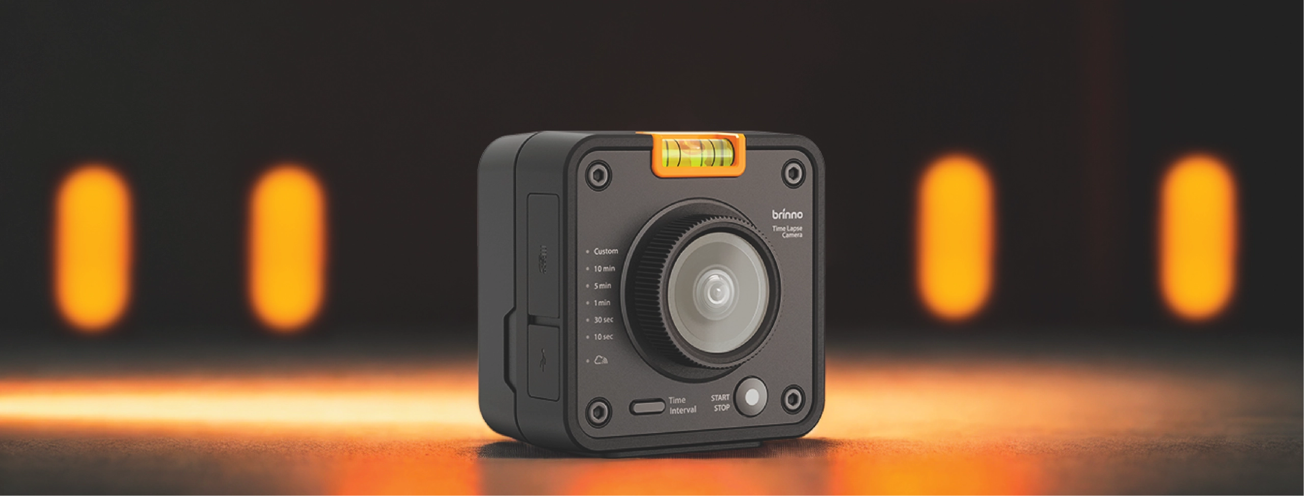 TLC5000 zaman atlamalı kamera, doğal ışık altında karanlık arka plan üzerinde endüstriyel tasarımıyla ön görünümde.